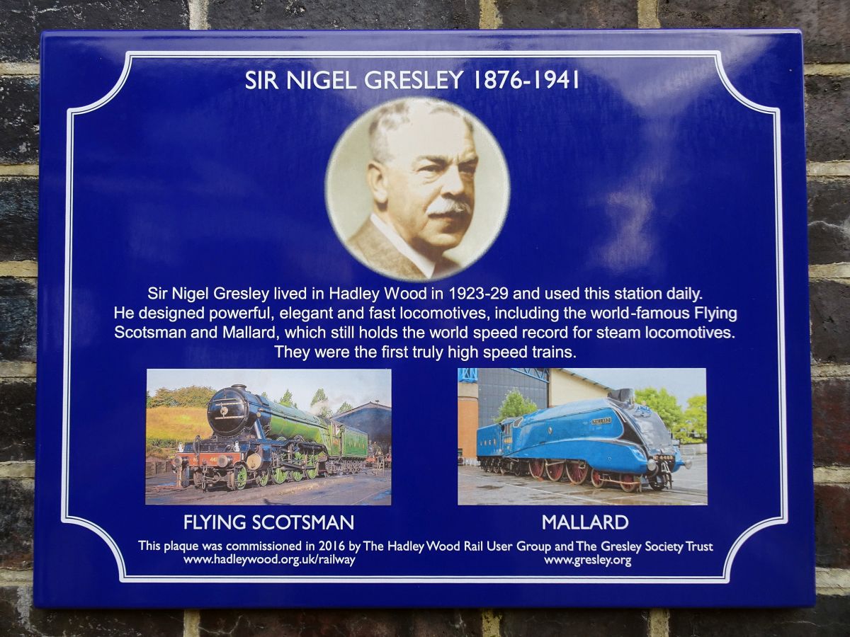 Plaque at&nbsp;Hadley Wood Station, London,&nbsp;2016